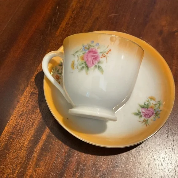 Vintage orange floral teacup and saucer set. - Picture 5 of 11